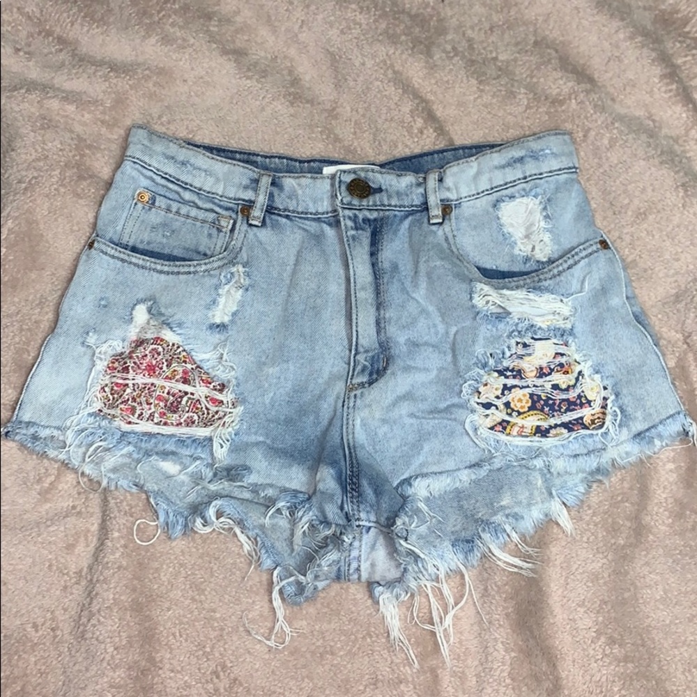 Distressed jean with floral pockets